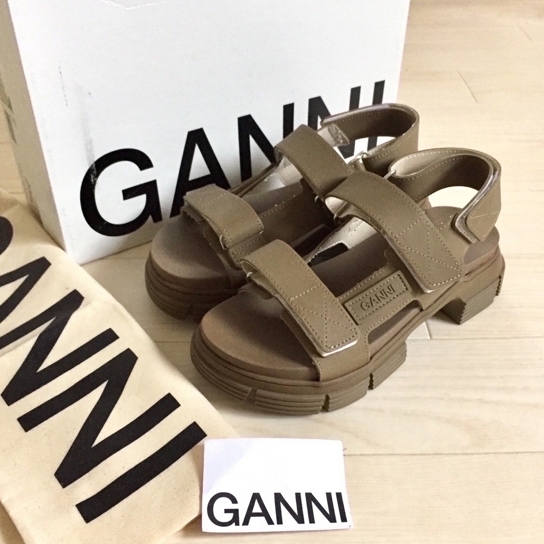 新品 GANNI ベルクロストラップ 厚底ラバーサンダル レディースの靴/シューズ(サンダル)の商品写真