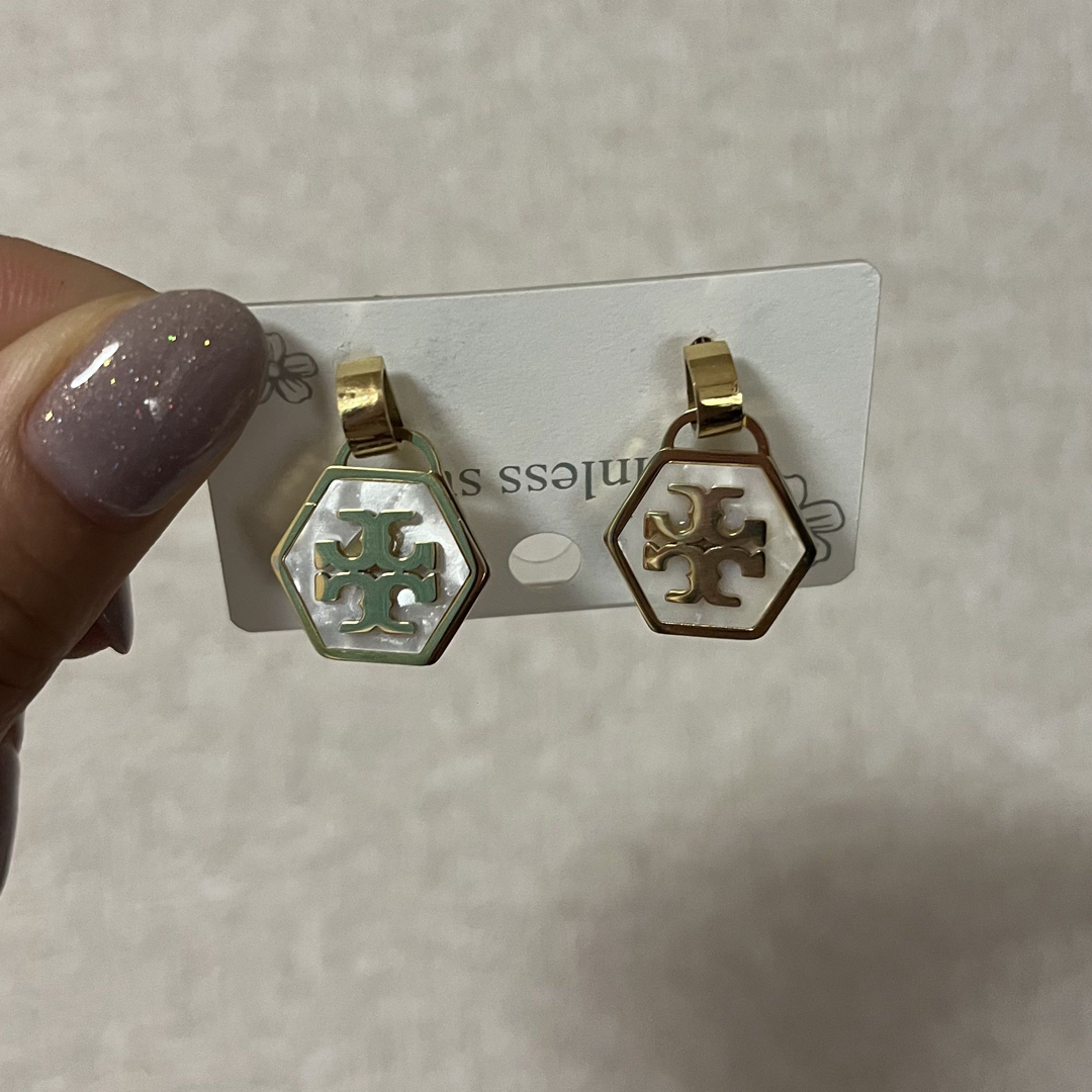 Tory Burch(トリーバーチ)のトリーバーチ　toryburch ピアス　ゴールド　ホワイト　ロゴ レディースのアクセサリー(ピアス)の商品写真