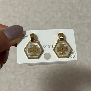 トリーバーチ(Tory Burch)のトリーバーチ　toryburch ピアス　ゴールド　ホワイト　ロゴ(ピアス)