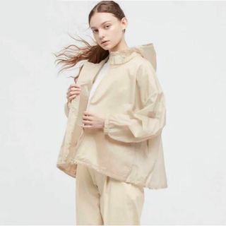 ユニクロ(UNIQLO)のレディースL　ユニクロ　セオリー　theory ナイロンパーカ　ナチュラル(パーカー)