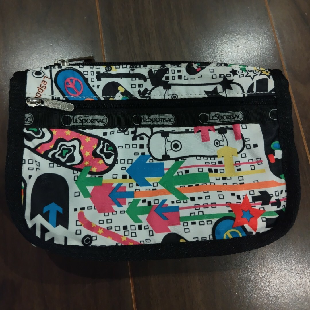 LeSportsac(レスポートサック)のLeSportsac　マチありポーチ　スケボー柄 レディースのファッション小物(ポーチ)の商品写真