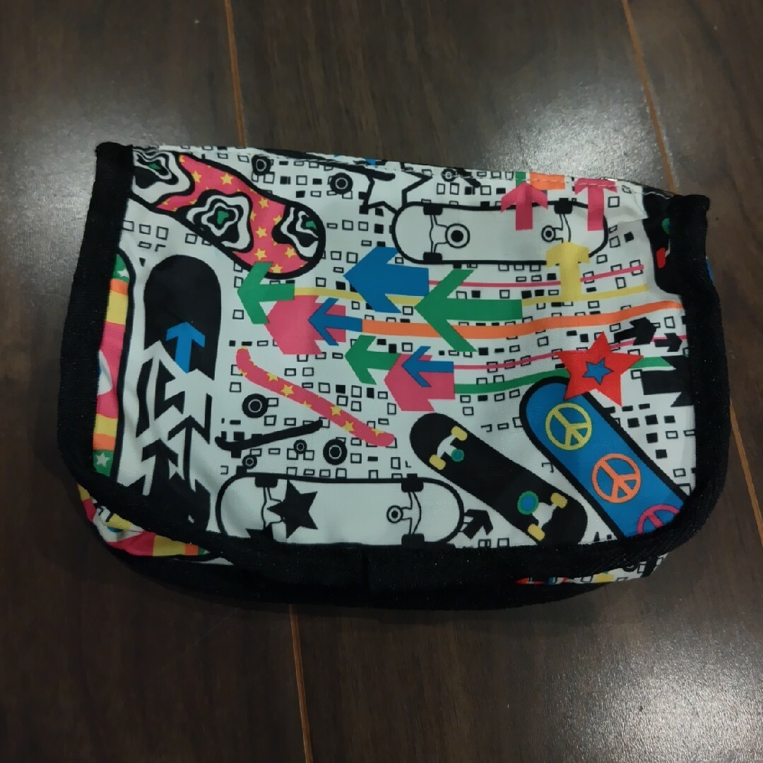 LeSportsac(レスポートサック)のLeSportsac　マチありポーチ　スケボー柄 レディースのファッション小物(ポーチ)の商品写真