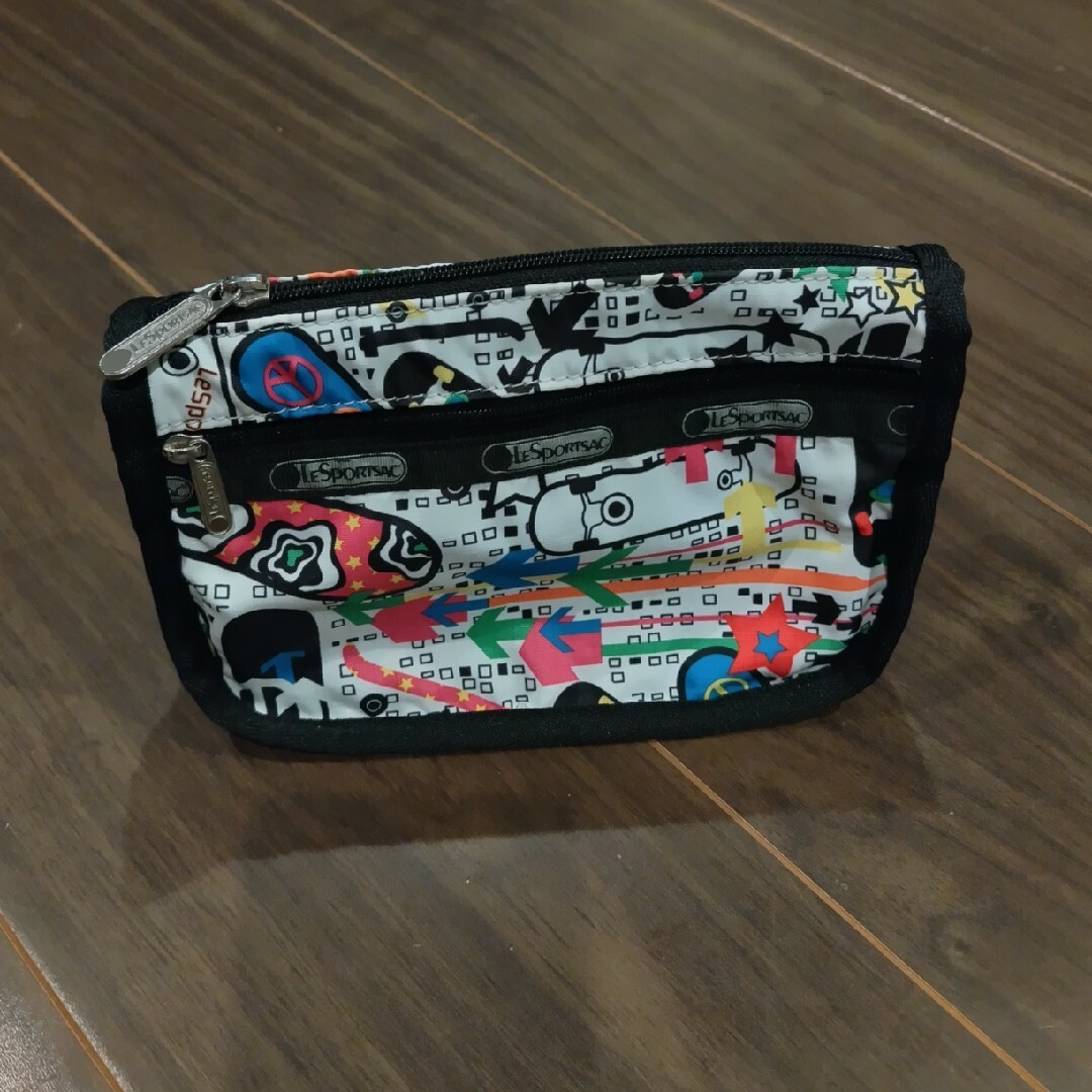 LeSportsac(レスポートサック)のLeSportsac　マチありポーチ　スケボー柄 レディースのファッション小物(ポーチ)の商品写真