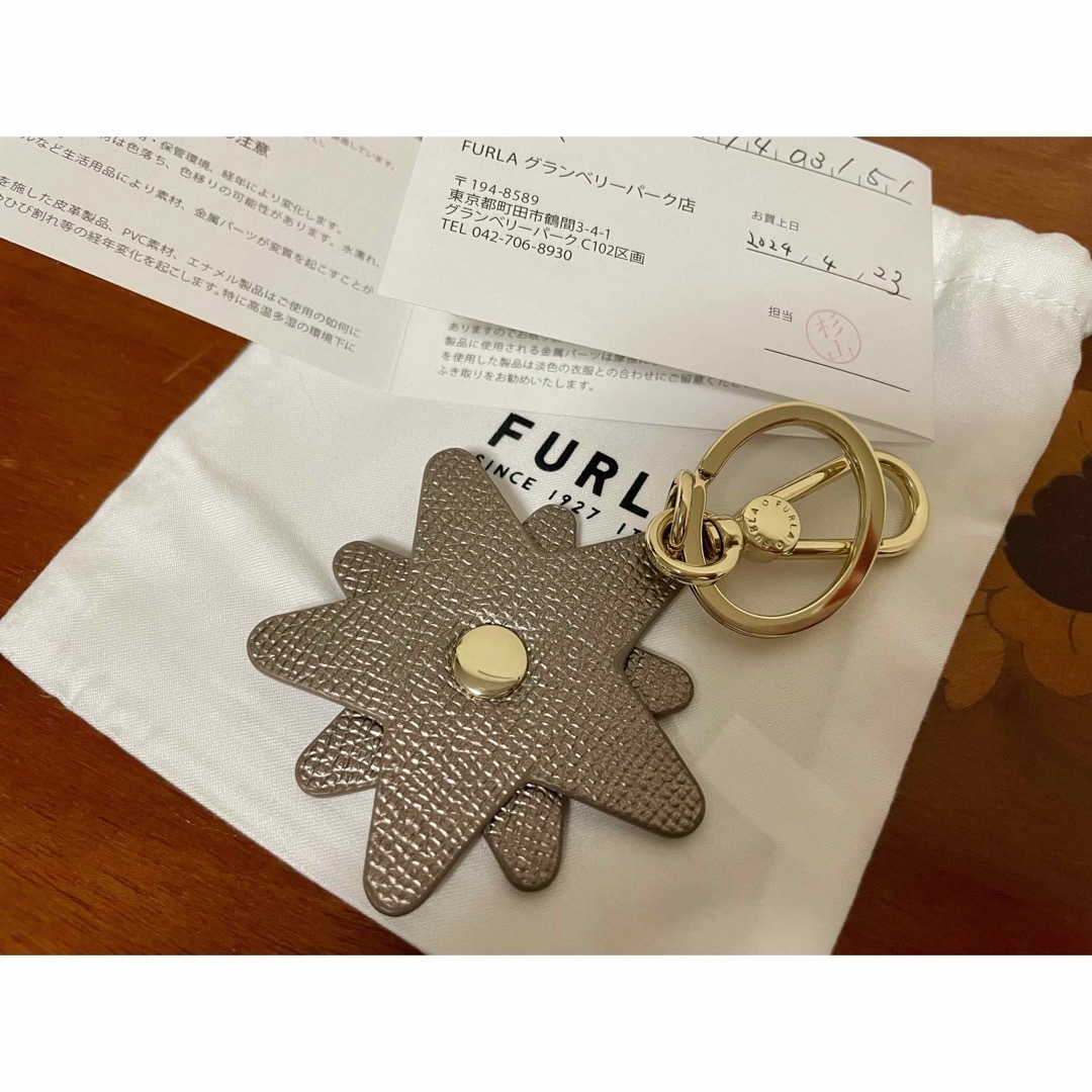 Furla(フルラ)の✴︎新品✴︎ FURLA フルラ チャーム 花 トープ レディースのアクセサリー(チャーム)の商品写真