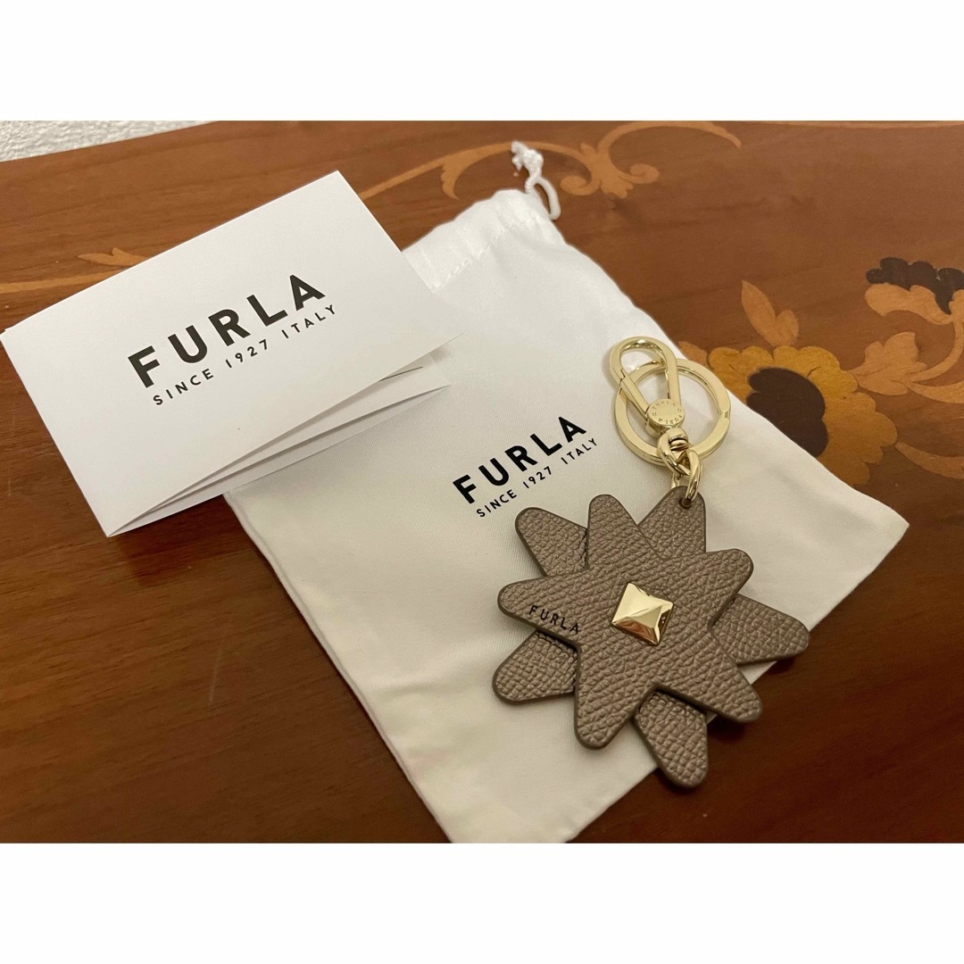 Furla(フルラ)の✴︎新品✴︎ FURLA フルラ チャーム 花 トープ レディースのアクセサリー(チャーム)の商品写真