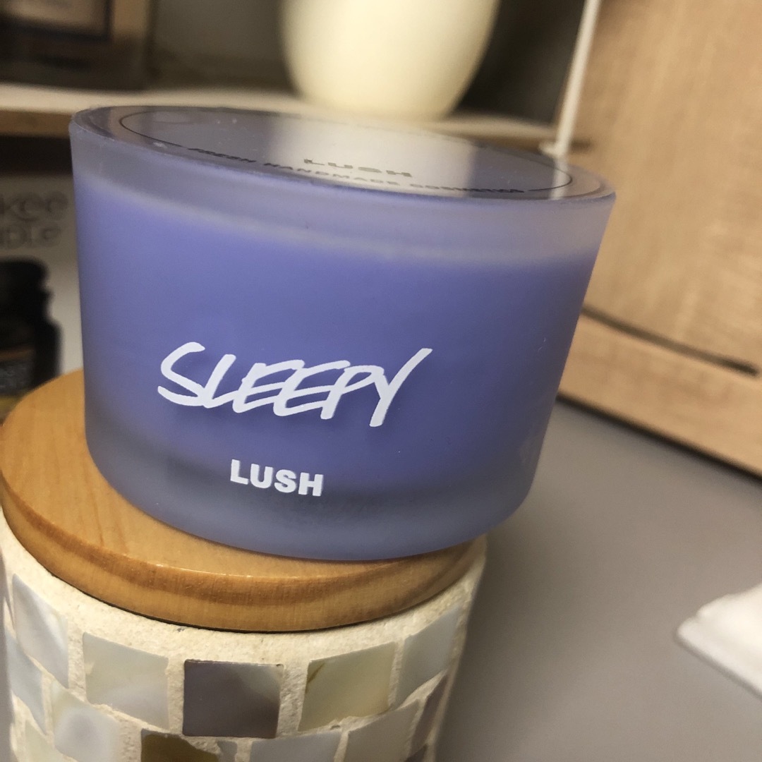 LUSH(ラッシュ)のLUSH SLEEPY キャンドル コスメ/美容のリラクゼーション(キャンドル)の商品写真