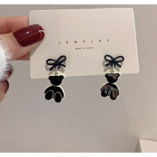 ブラック ベア 両耳 ピアス リボン くま 揺れるピアス アクセサリー