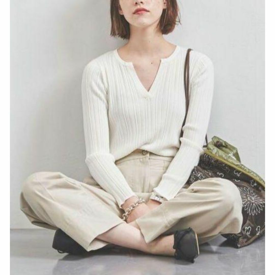 UNITED ARROWS(ユナイテッドアローズ)のUWFM リブ キーネック ニット【 WHITE 】UNITED ARROWS レディースのトップス(ニット/セーター)の商品写真