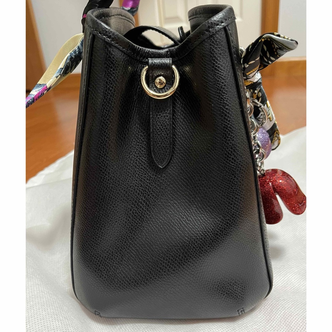 COACH(コーチ)のコーチ　黒色　ハンドバッグ　ショルダーバッグ　美品　チャーム付き レディースのバッグ(ショルダーバッグ)の商品写真