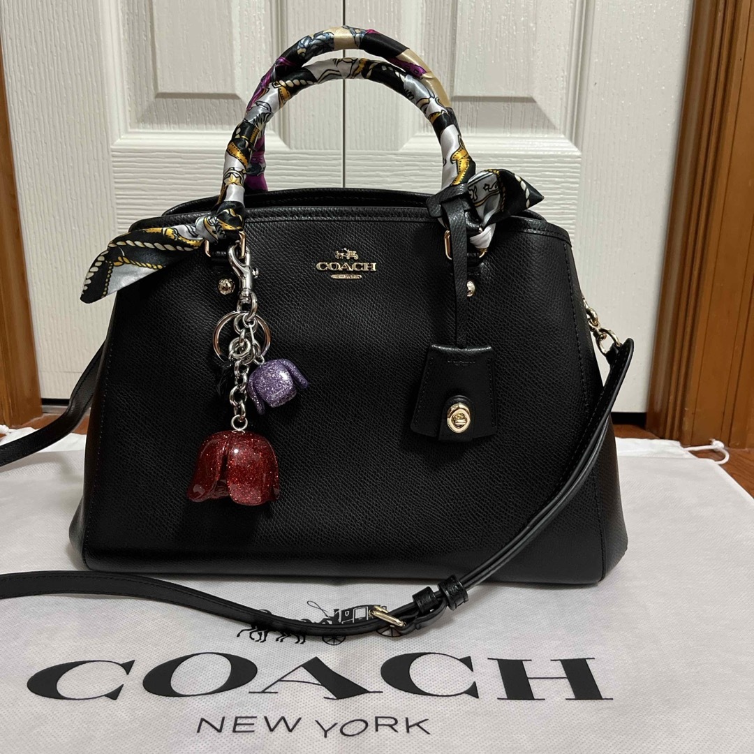 COACH(コーチ)のコーチ　黒色　ハンドバッグ　ショルダーバッグ　美品　チャーム付き レディースのバッグ(ショルダーバッグ)の商品写真