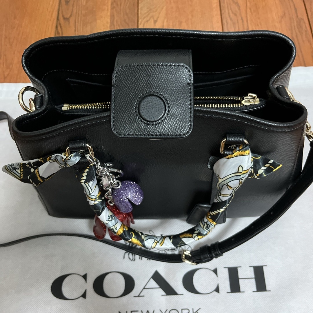 COACH(コーチ)のコーチ　黒色　ハンドバッグ　ショルダーバッグ　美品　チャーム付き レディースのバッグ(ショルダーバッグ)の商品写真