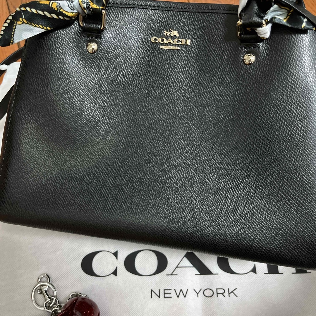 COACH(コーチ)のコーチ　黒色　ハンドバッグ　ショルダーバッグ　美品　チャーム付き レディースのバッグ(ショルダーバッグ)の商品写真