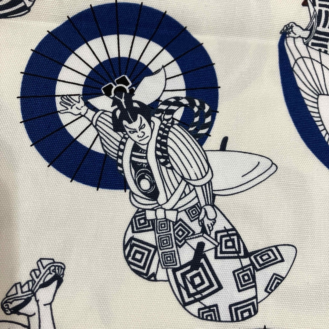和柄✨歌舞伎柄  蛇の目傘  役者✨オフ白地✨111×50✨オックス✨生地ハギレ ハンドメイドの素材/材料(生地/糸)の商品写真