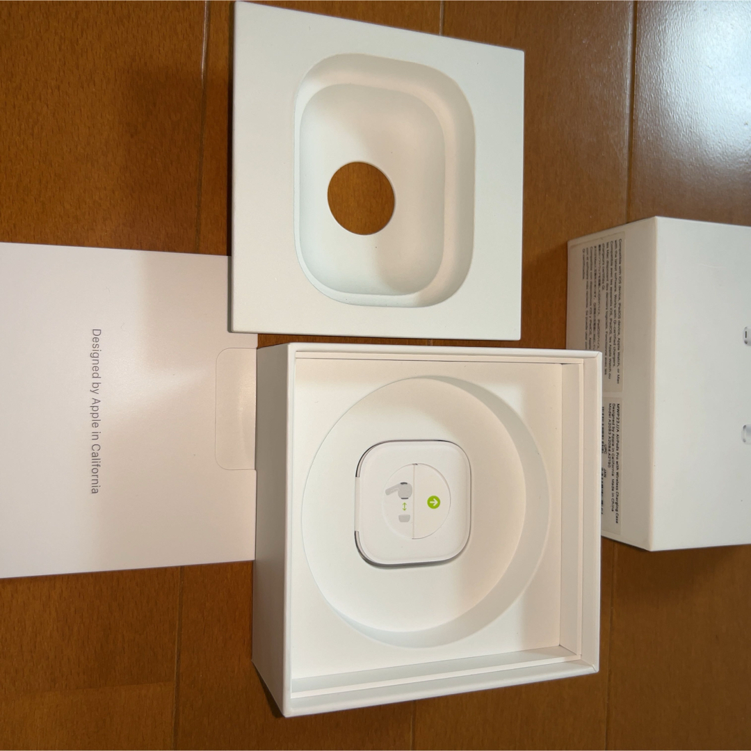 Apple(アップル)のアップル純正品　AirPods Pro　エアーポッズプロ　イヤホン　充電ケース スマホ/家電/カメラのオーディオ機器(ヘッドフォン/イヤフォン)の商品写真