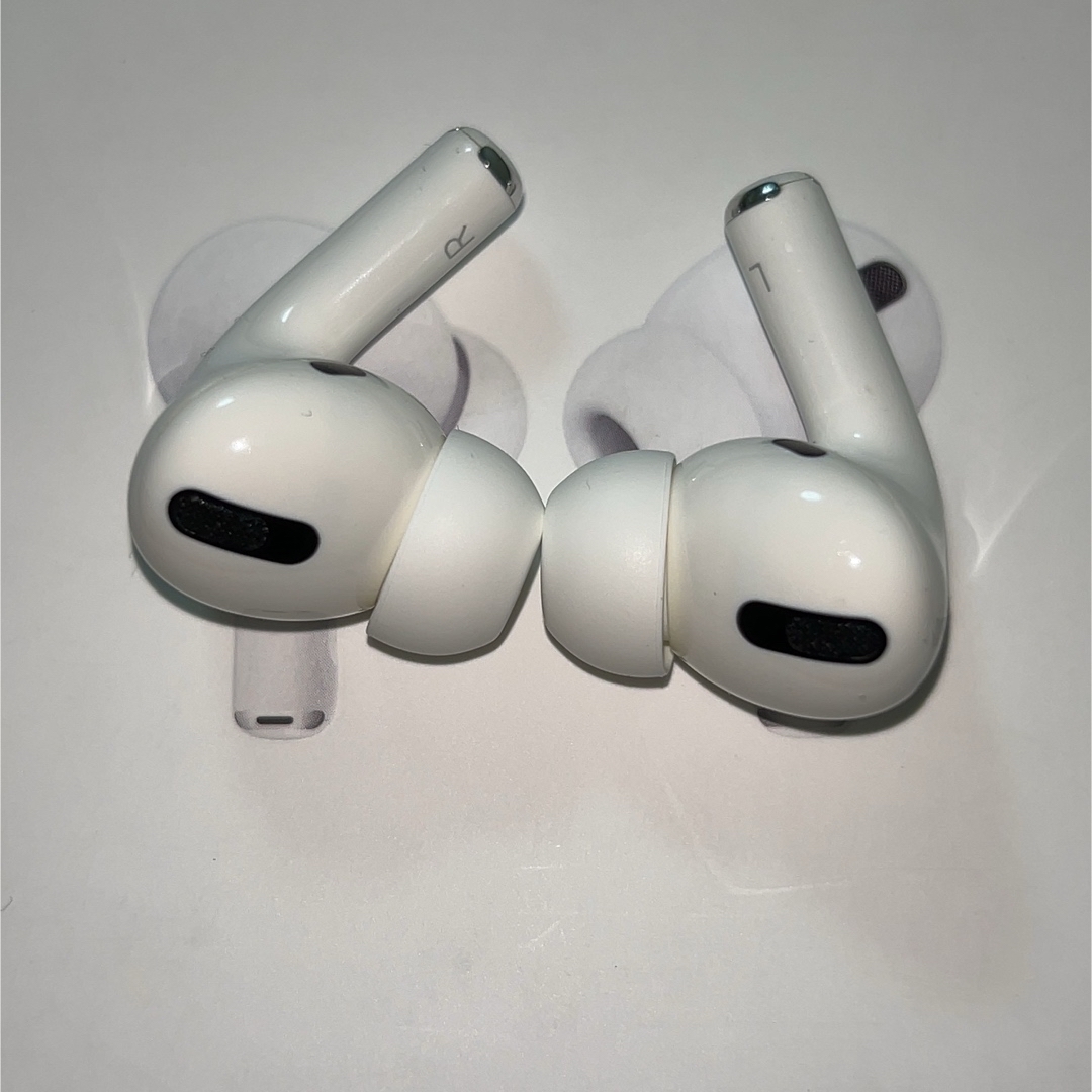 Apple(アップル)のアップル純正品　AirPods Pro　エアーポッズプロ　イヤホン　充電ケース スマホ/家電/カメラのオーディオ機器(ヘッドフォン/イヤフォン)の商品写真