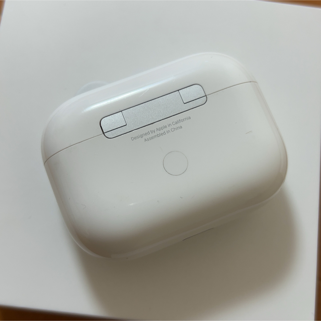 Apple(アップル)のアップル純正品　AirPods Pro　エアーポッズプロ　イヤホン　充電ケース スマホ/家電/カメラのオーディオ機器(ヘッドフォン/イヤフォン)の商品写真