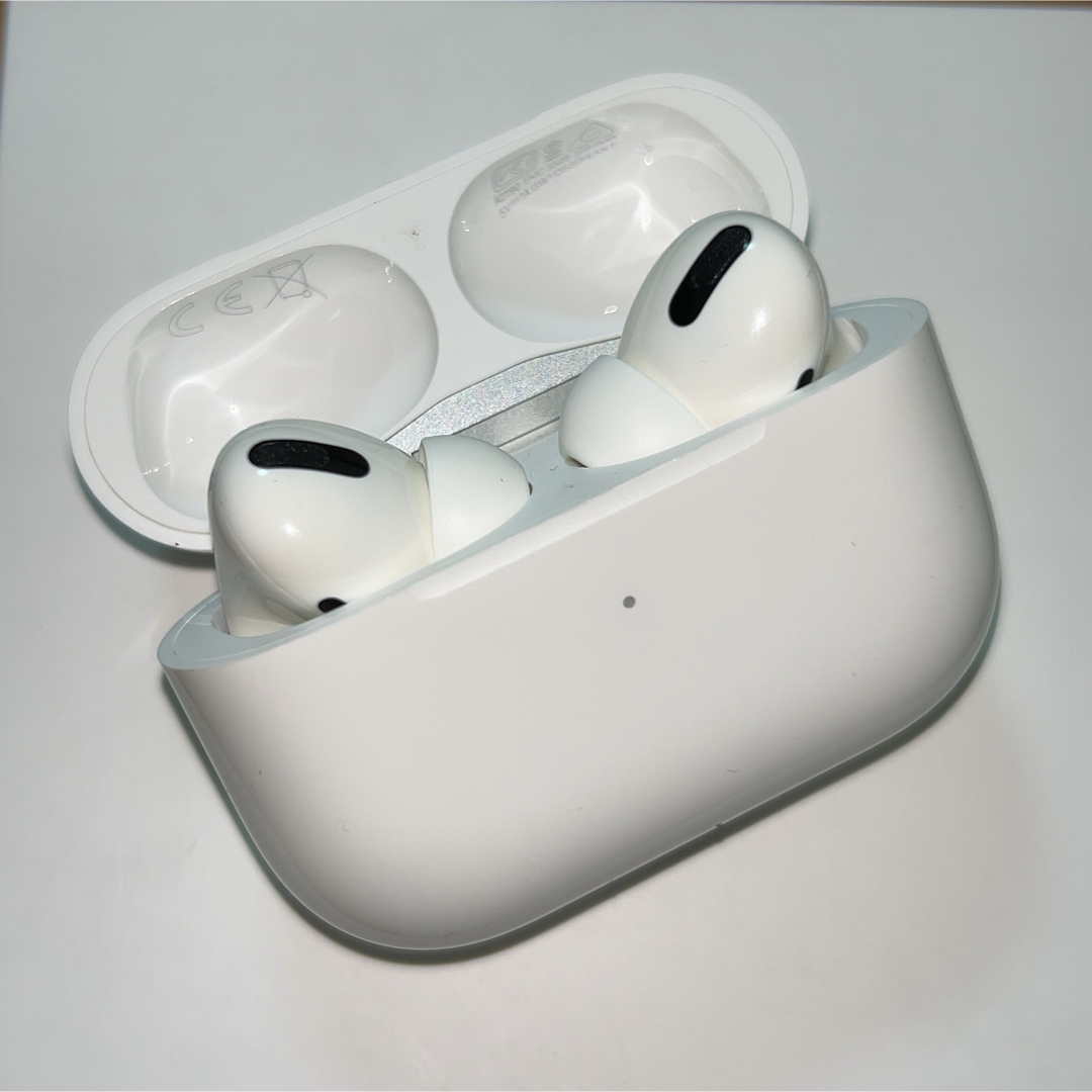 Apple(アップル)のアップル純正品　AirPods Pro　エアーポッズプロ　イヤホン　充電ケース スマホ/家電/カメラのオーディオ機器(ヘッドフォン/イヤフォン)の商品写真