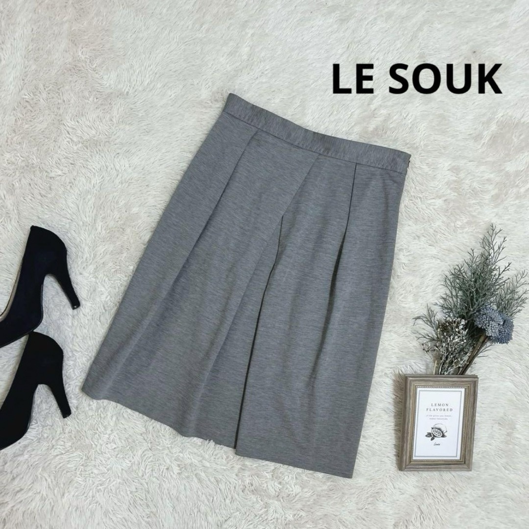 Le souk(ルスーク)のLE SOUK タックスカート ストレート グレー レディースのスカート(ひざ丈スカート)の商品写真