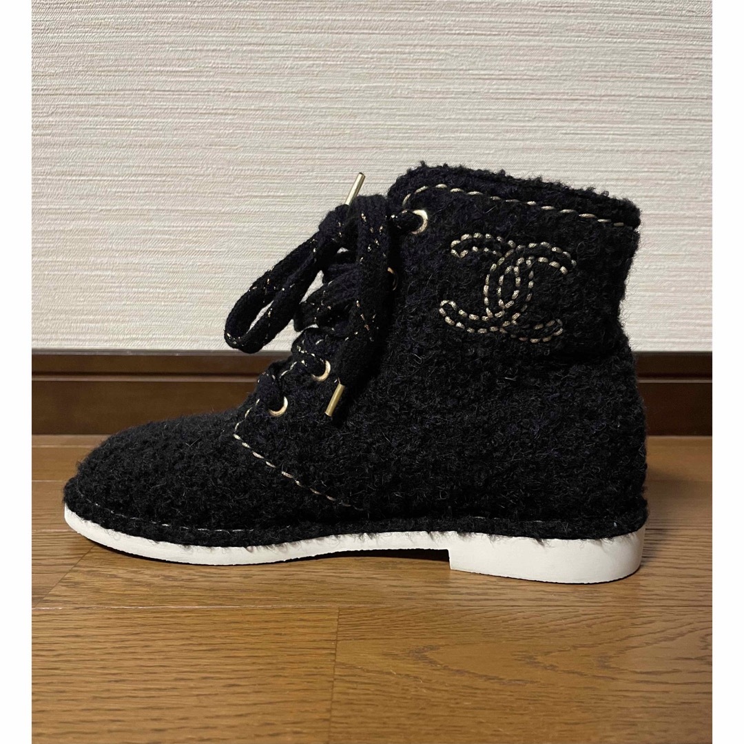 CHANEL(シャネル)のCHANEL シャネル ボア アンクル ショート レースアップ ブーツ レディースの靴/シューズ(スニーカー)の商品写真