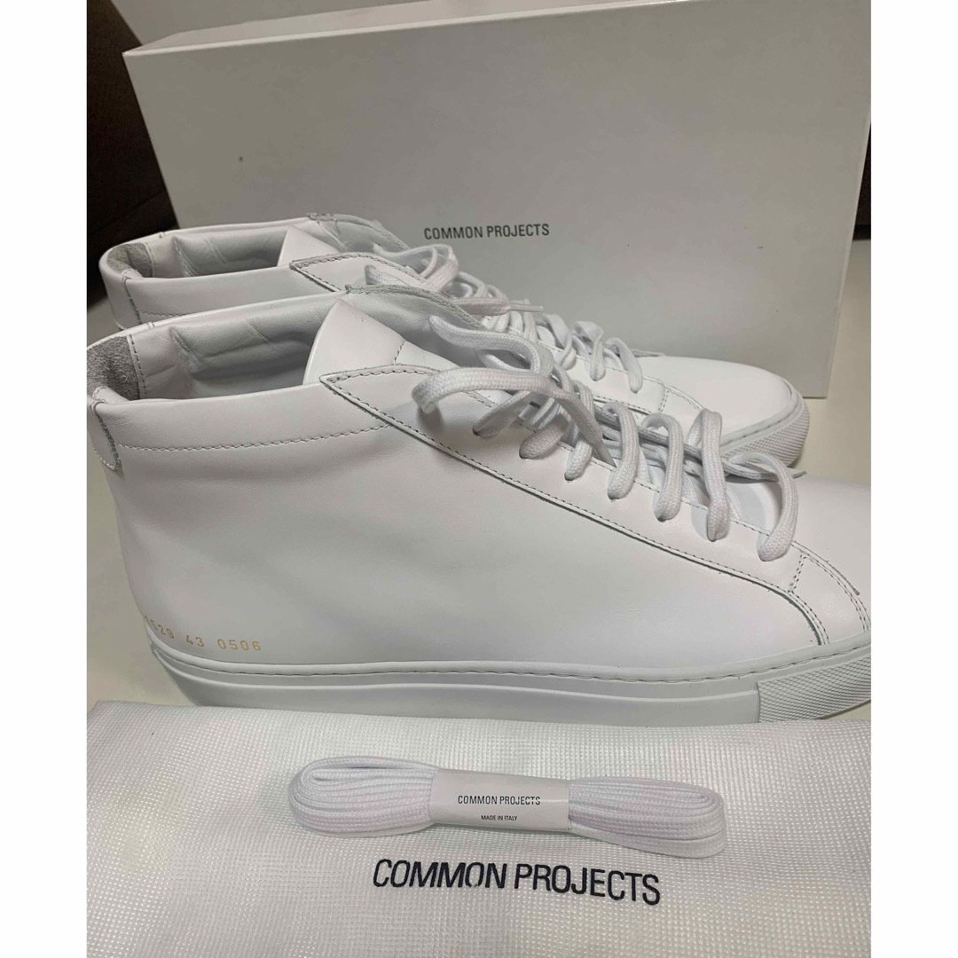 COMMON PROJECTS(コモンプロジェクト)のコモンプロジェクト　ハイカット  白　新品未使用 メンズの靴/シューズ(スニーカー)の商品写真