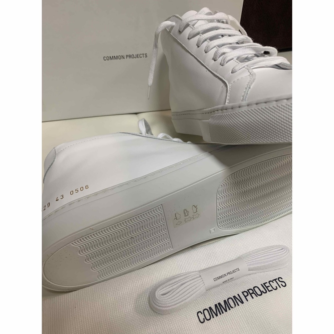 COMMON PROJECTS(コモンプロジェクト)のコモンプロジェクト　ハイカット  白　新品未使用 メンズの靴/シューズ(スニーカー)の商品写真