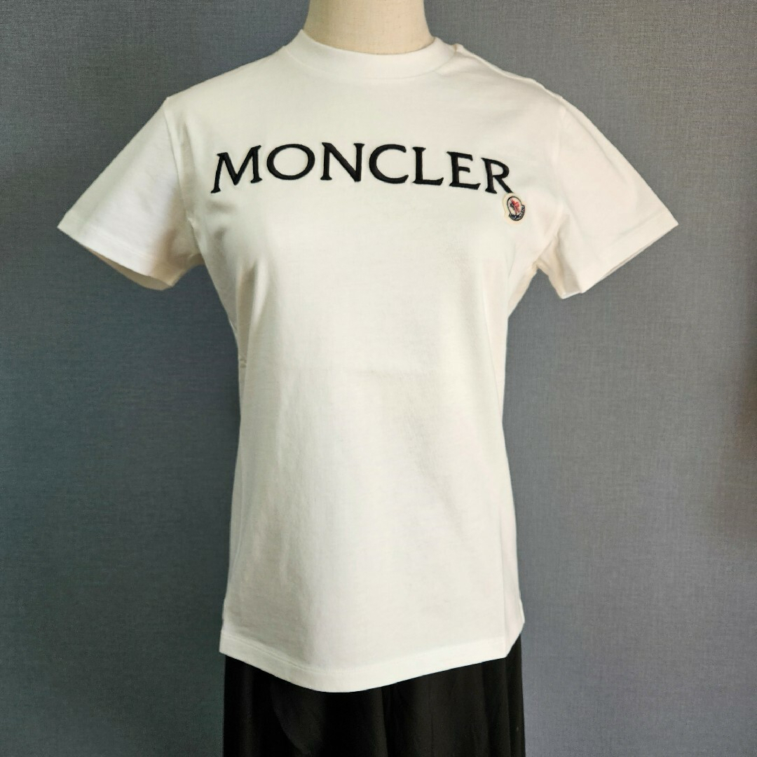 MONCLER(モンクレール)の【新品未使用】MONCLER ロゴ刺繍 コットン Tシャツ レディースのトップス(Tシャツ(半袖/袖なし))の商品写真