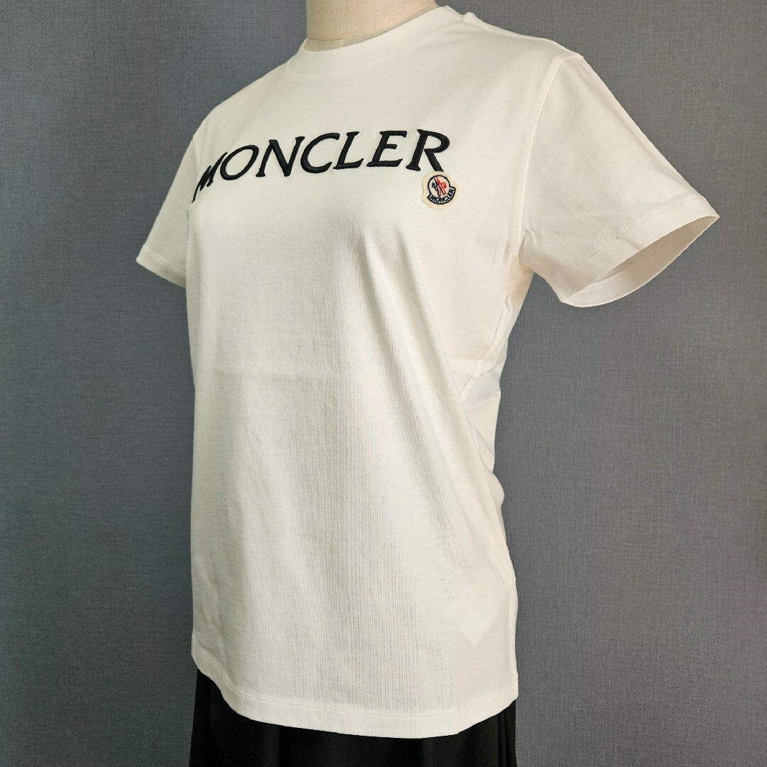 MONCLER(モンクレール)の【新品未使用】MONCLER ロゴ刺繍 コットン Tシャツ レディースのトップス(Tシャツ(半袖/袖なし))の商品写真