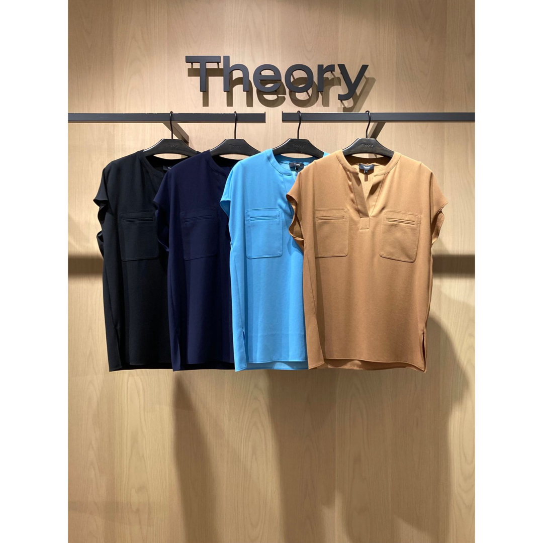 theory(セオリー)のtheory 22AW Powder Crepeスキッパーブラウス　フレアパンツ レディースのパンツ(カジュアルパンツ)の商品写真