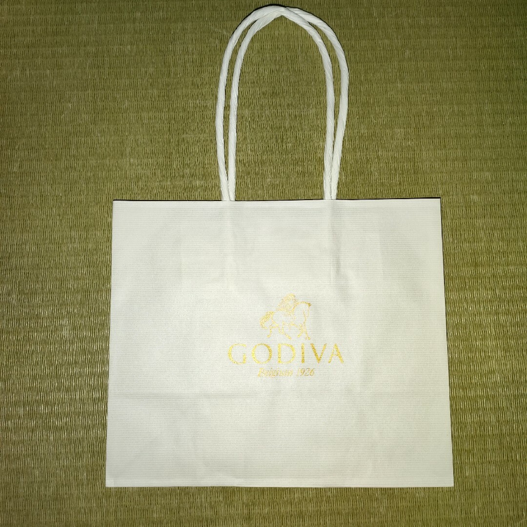 GODIVA(ゴディバ)の【ゴディバ袋付き2個セット】ゴディバ  Gキューブミニハート缶5粒入り 食品/飲料/酒の食品(菓子/デザート)の商品写真