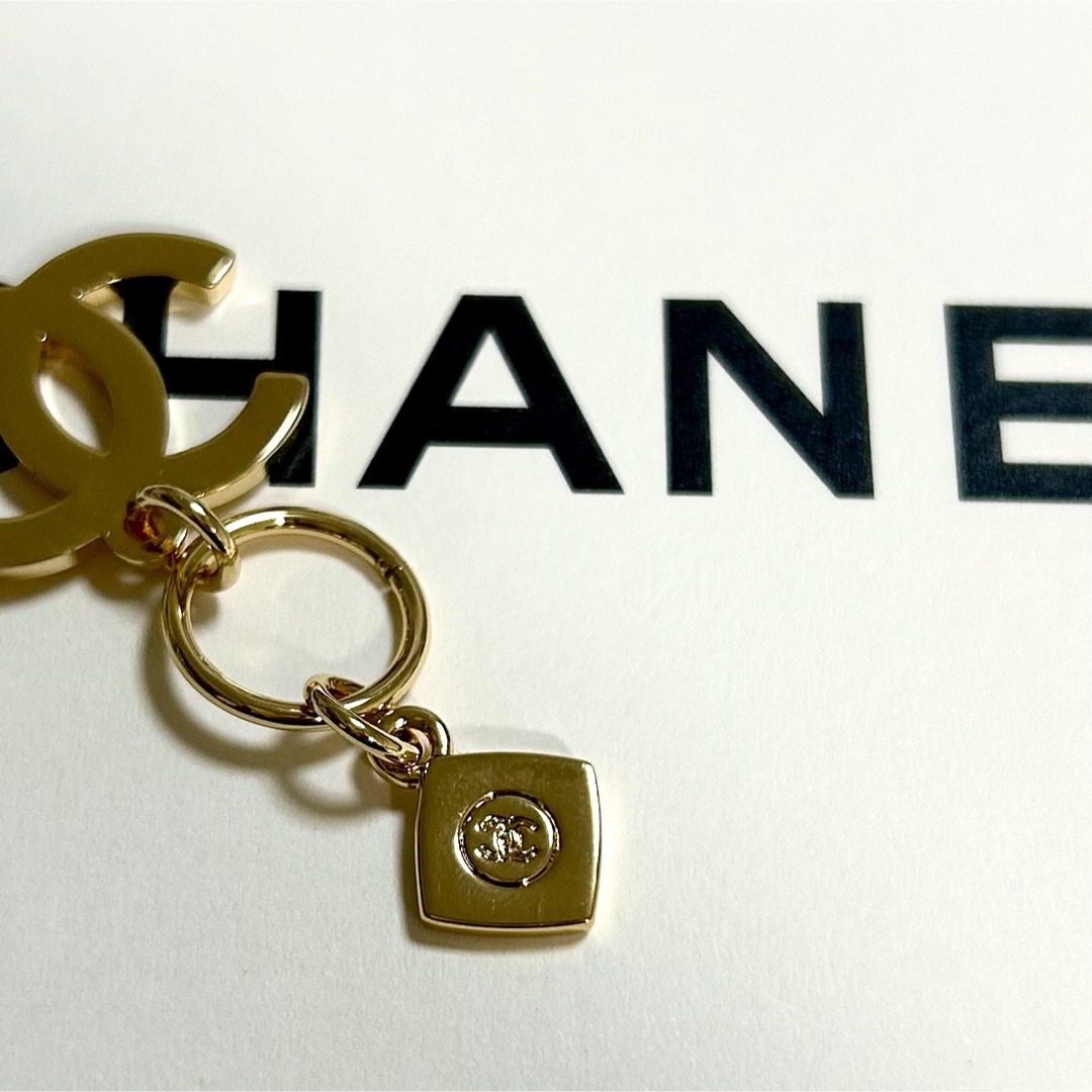 CHANEL(シャネル)のCHANEL　ホリデー限定  CCロゴ　チャーム  ノベリティー　×2個セット レディースのアクセサリー(チャーム)の商品写真