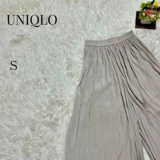 ユニクロ(UNIQLO)の【大人気アイテム◎】UNIQLO ワッシャーサテンスカートパンツ S グレージュ(カジュアルパンツ)
