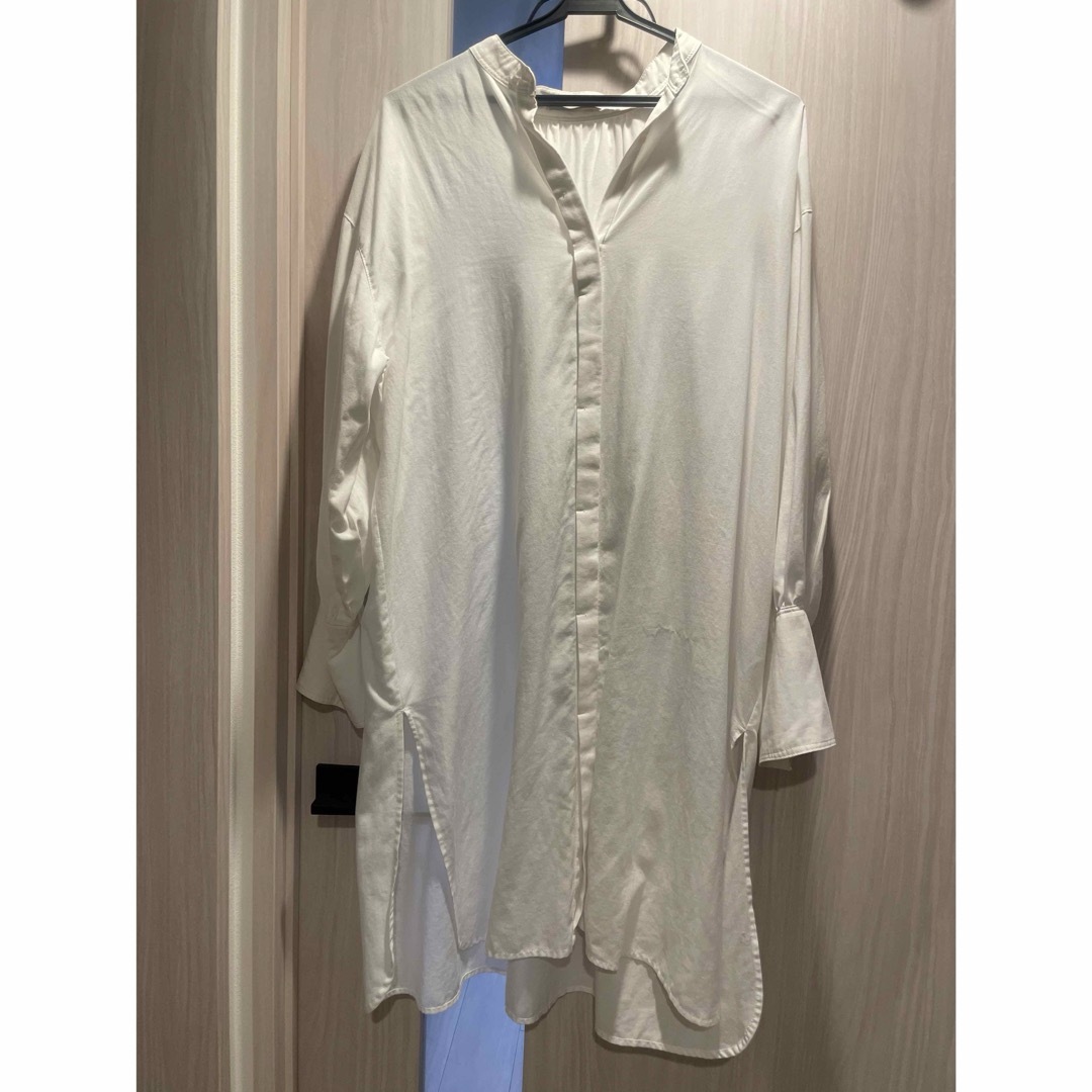 JEANASIS(ジーナシス)のJEANASIS 白ロングシャツ レディースのトップス(シャツ/ブラウス(長袖/七分))の商品写真