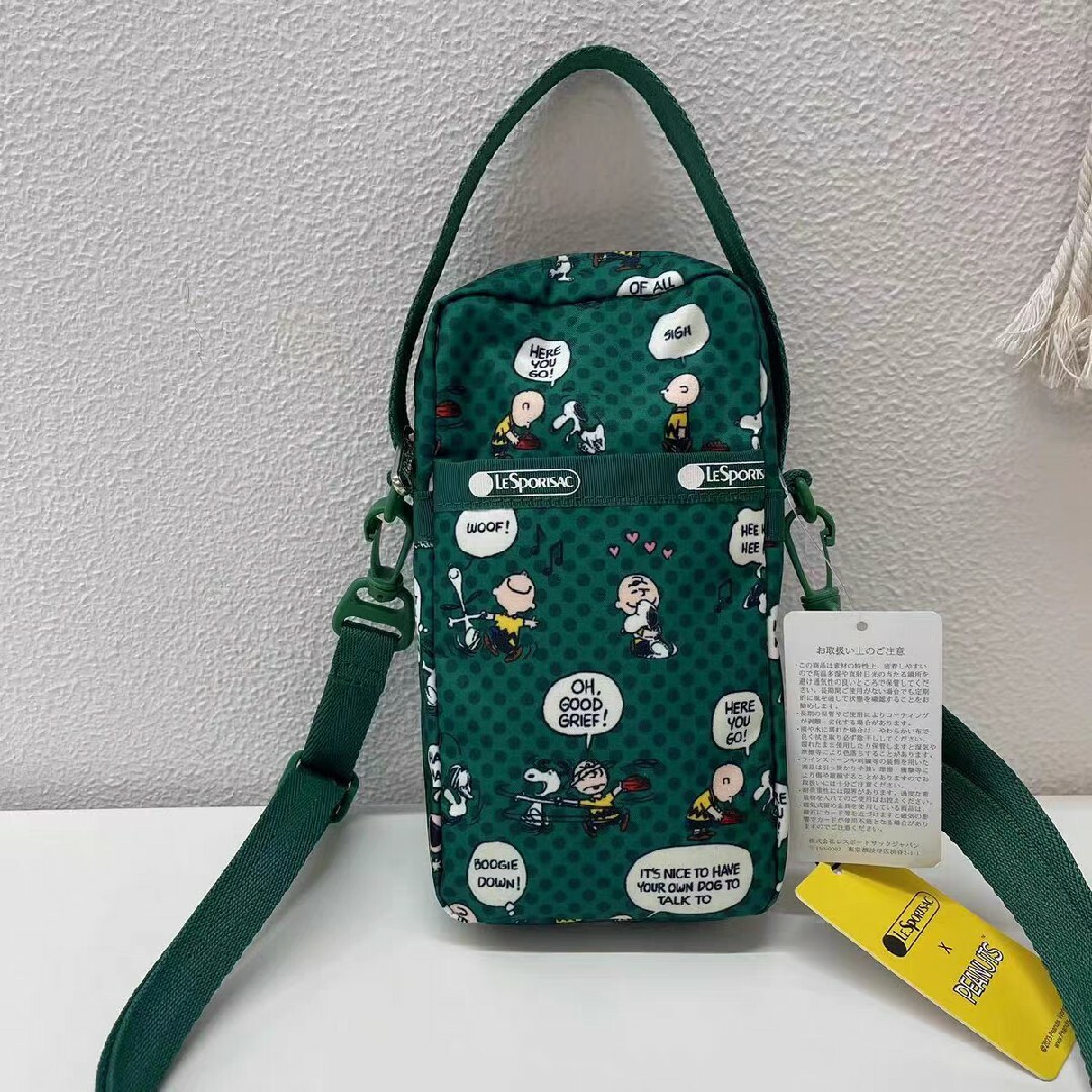 LeSportsac(レスポートサック)の【新品】レスポートサック　SNOOPY　スマホケース　ショルダーバック レディースのバッグ(ショルダーバッグ)の商品写真