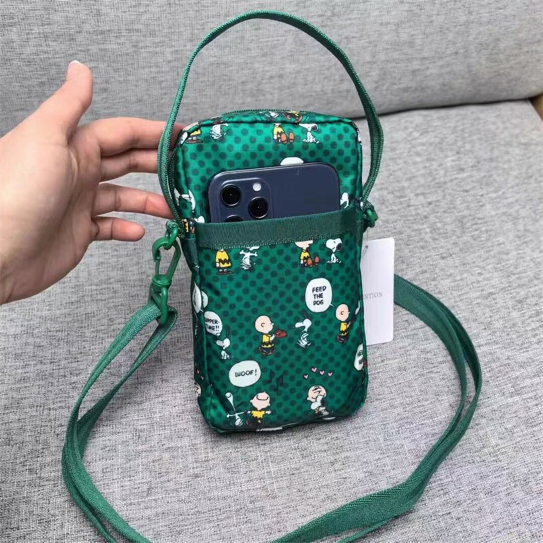 LeSportsac(レスポートサック)の【新品】レスポートサック　SNOOPY　スマホケース　ショルダーバック レディースのバッグ(ショルダーバッグ)の商品写真