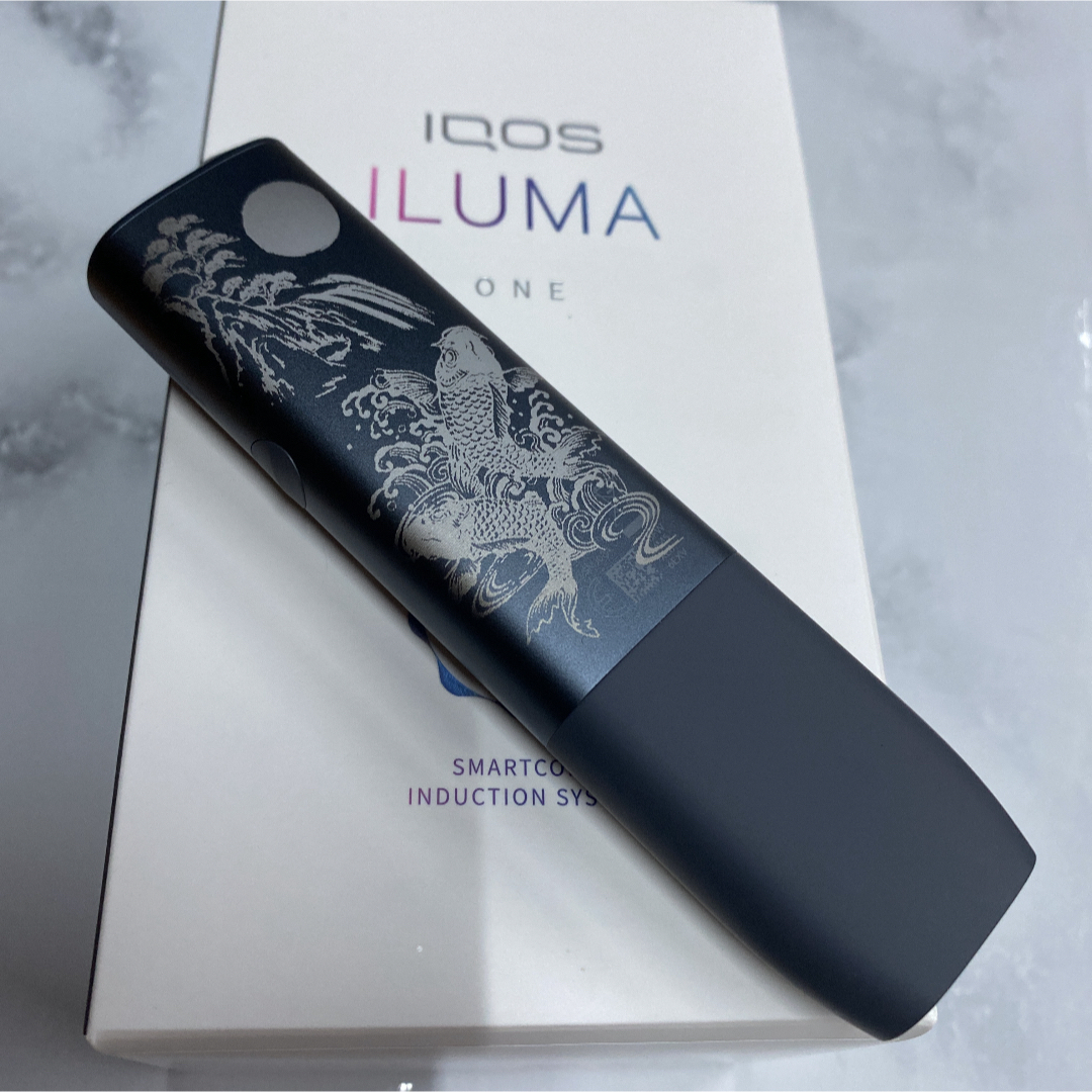 IQOS(アイコス)のiQOS ILUMA ONE イルマワン レーザー加工 鯉 滝登り 水墨画 黒 メンズのファッション小物(タバコグッズ)の商品写真