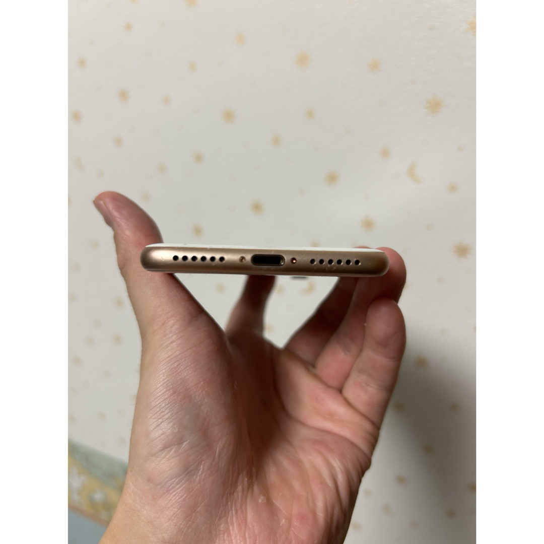 iPhone(アイフォーン)のiPhone 8 ゴールド64GB 【ジャンク品】 スマホ/家電/カメラのスマートフォン/携帯電話(スマートフォン本体)の商品写真