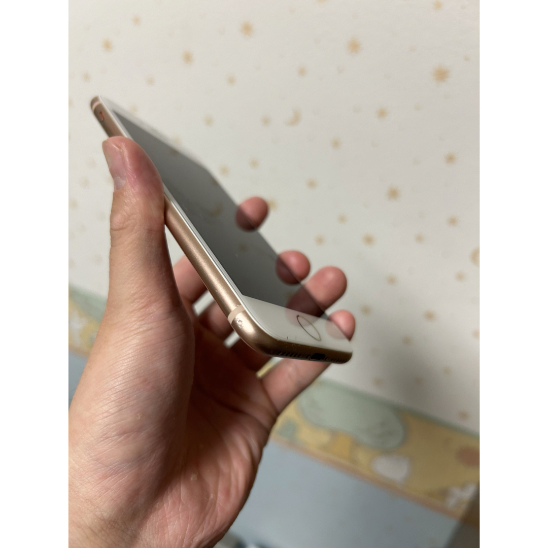 iPhone(アイフォーン)のiPhone 8 ゴールド64GB 【ジャンク品】 スマホ/家電/カメラのスマートフォン/携帯電話(スマートフォン本体)の商品写真