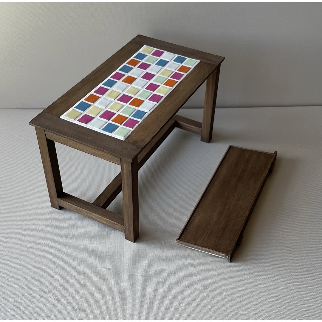 【セット出品】タイルテーブルと木箱（4個）　ドールハウス用ミニチュア家具 ハンドメイドのおもちゃ(ミニチュア)の商品写真