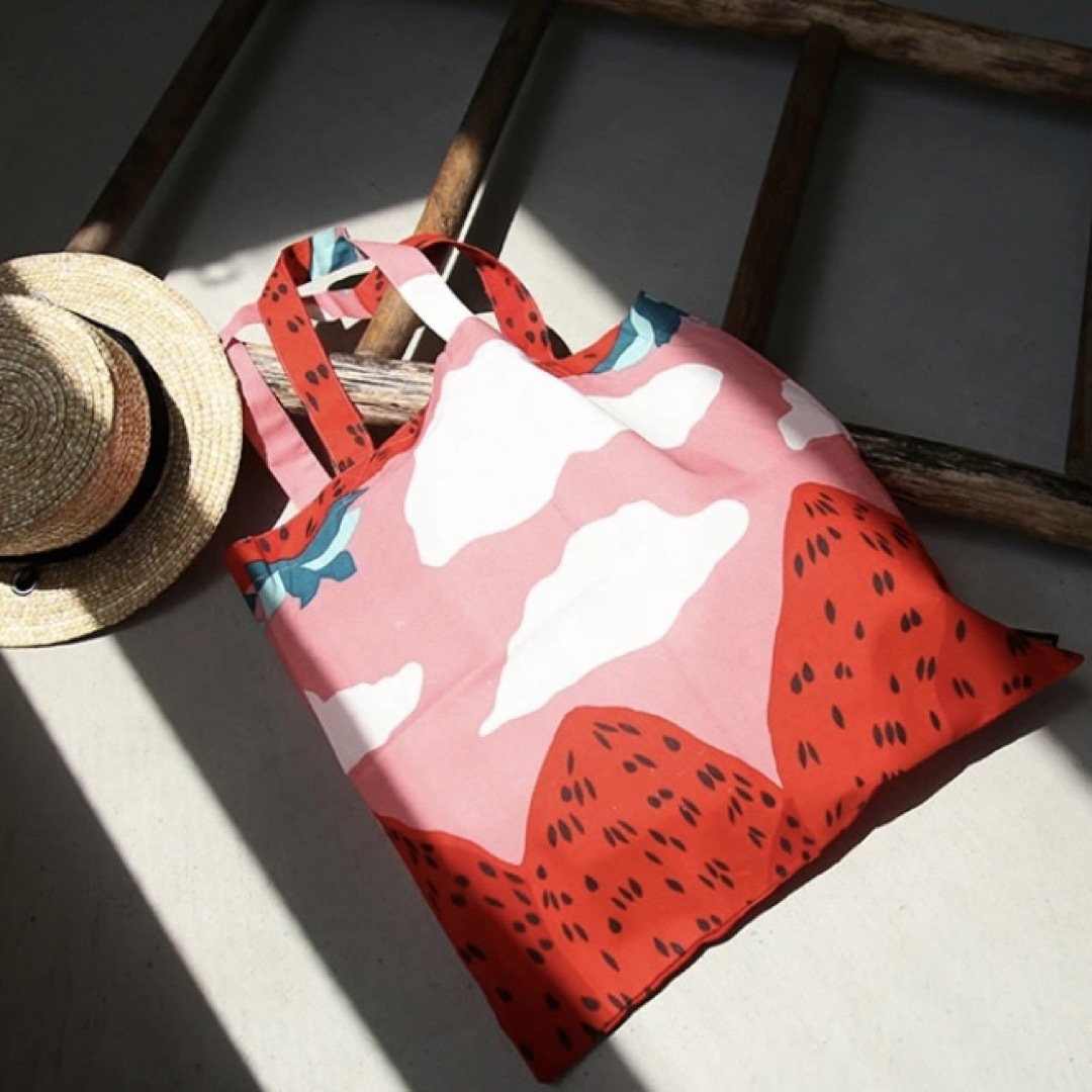 marimekko(マリメッコ)の美品 マリメッコ マンシッカヴォレット バッグ ポータブル いちご柄 かわいい レディースのバッグ(エコバッグ)の商品写真