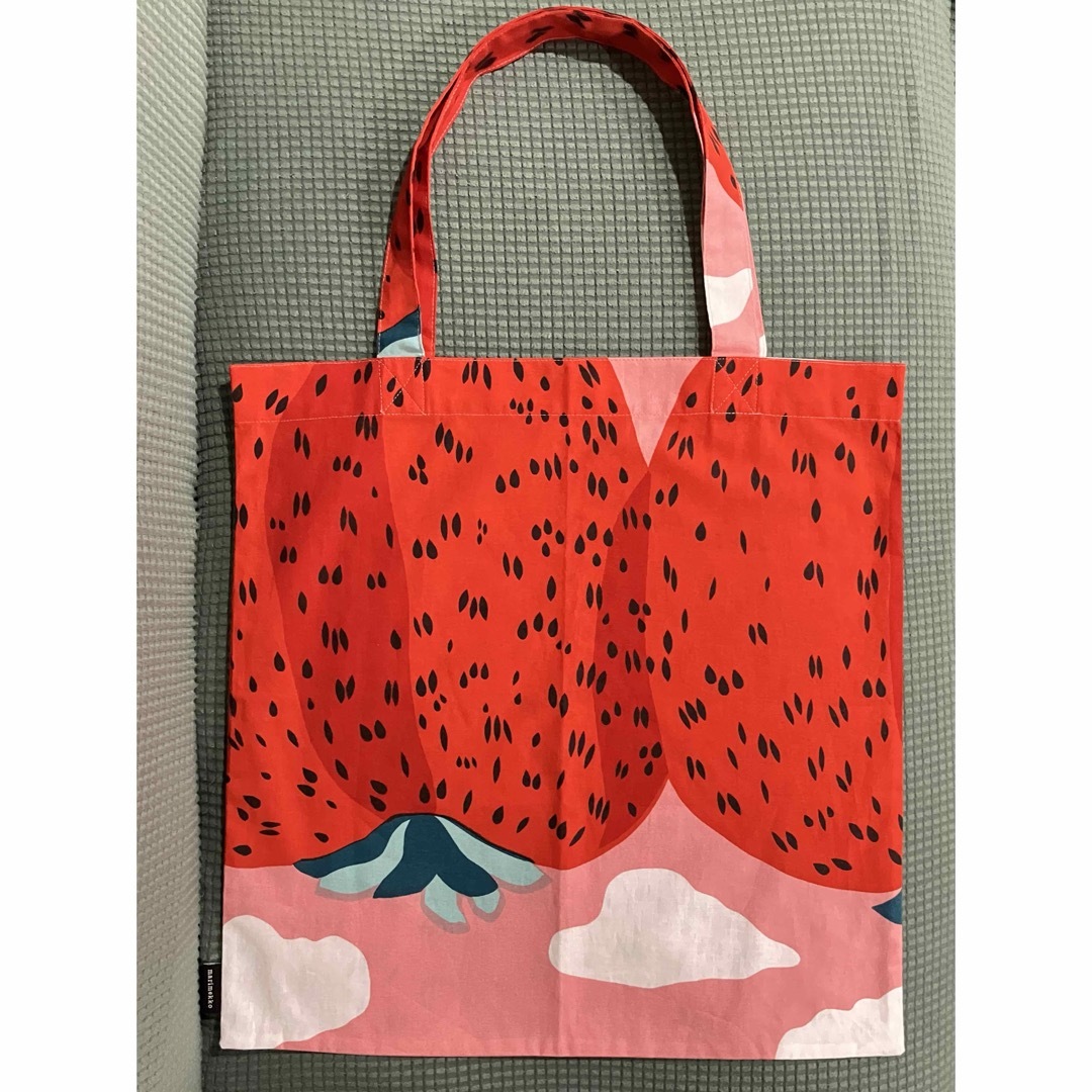 marimekko(マリメッコ)の美品 マリメッコ マンシッカヴォレット バッグ ポータブル いちご柄 かわいい レディースのバッグ(エコバッグ)の商品写真