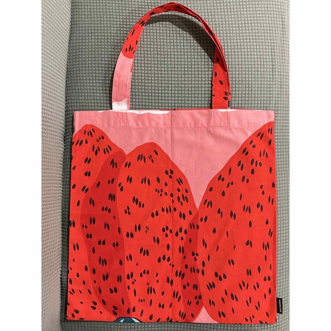 marimekko(マリメッコ)の美品 マリメッコ マンシッカヴォレット バッグ ポータブル いちご柄 かわいい レディースのバッグ(エコバッグ)の商品写真