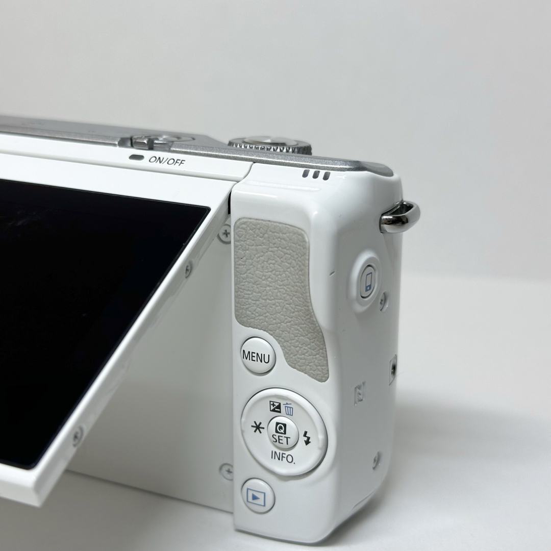 Canon(キヤノン)のCanon EOS M10 ダブルレンズキット スマホ/家電/カメラのカメラ(ミラーレス一眼)の商品写真