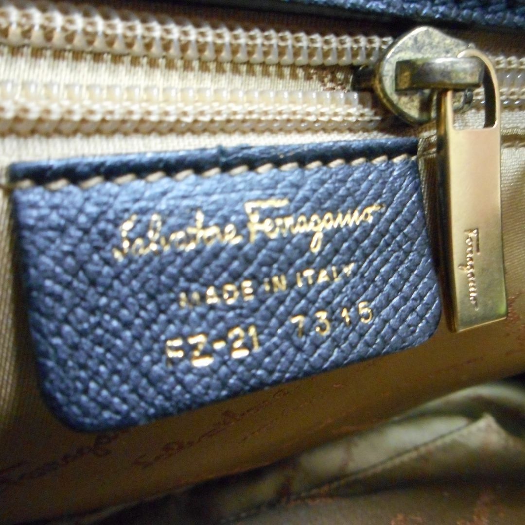 Salvatore Ferragamo(サルヴァトーレフェラガモ)の美品　Salvetore Feraragamo　ハンドバッグ 　フェラガモ レディースのバッグ(ハンドバッグ)の商品写真