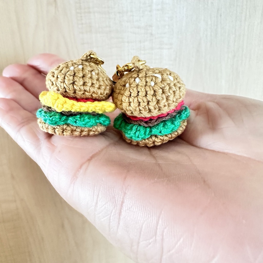 ミニミニ♡ チーズバーガー＆ハンバーガーのストラップ ハンドメイドのアクセサリー(キーホルダー/ストラップ)の商品写真