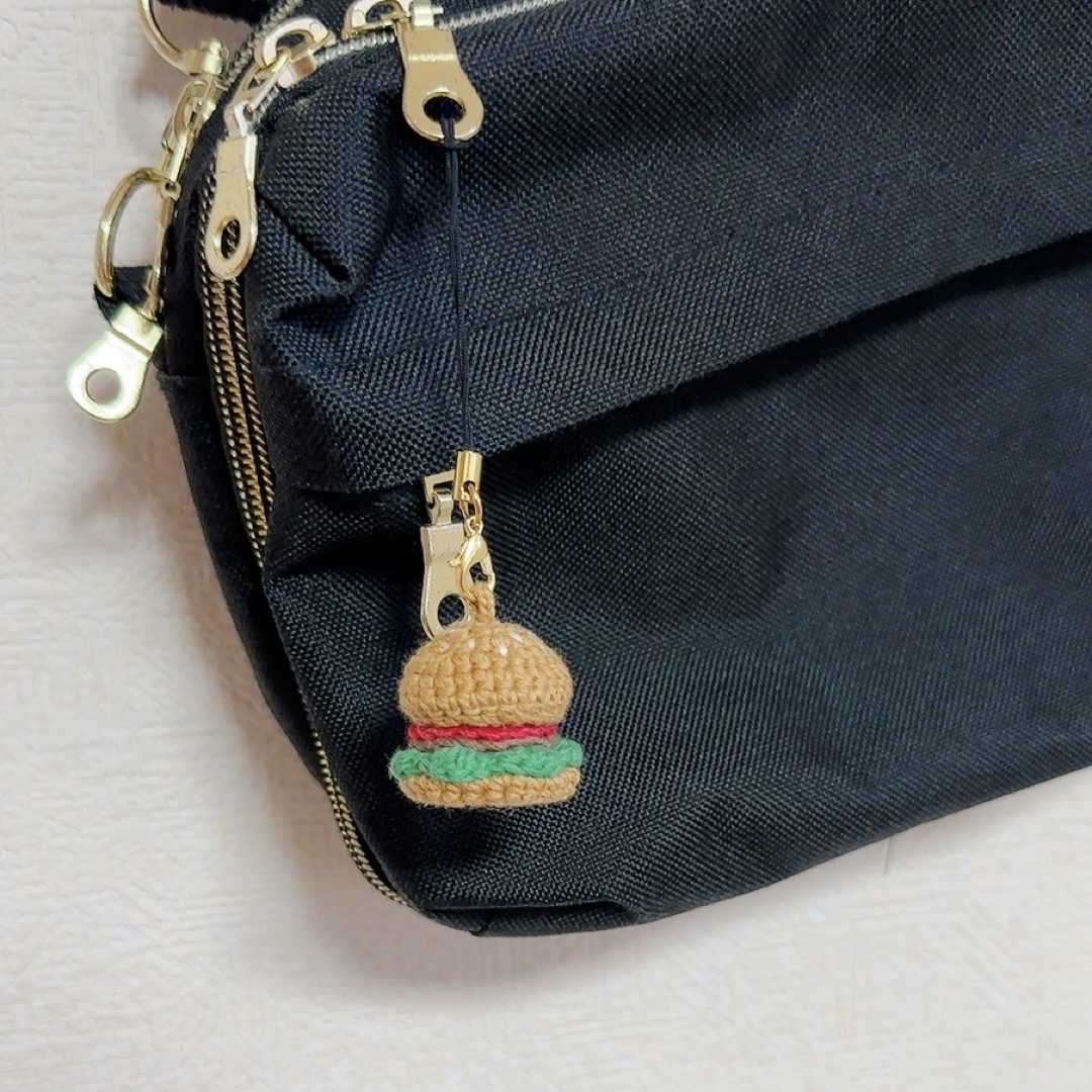 ミニミニ♡ チーズバーガー＆ハンバーガーのストラップ ハンドメイドのアクセサリー(キーホルダー/ストラップ)の商品写真