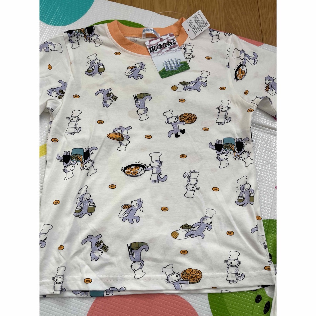 11ぴきのねこ　総柄　パジャマ　120サイズ キッズ/ベビー/マタニティのキッズ服男の子用(90cm~)(パジャマ)の商品写真