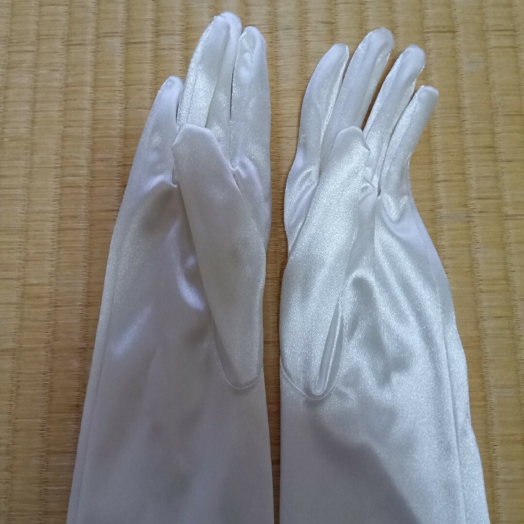 光沢のある白いロング手袋 レディースのファッション小物(手袋)の商品写真