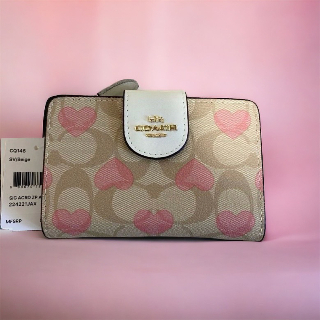 COACH(コーチ)の【新品・未使用】　coach 折財布　ベージュ　シグネチャー ミディアム　ハート レディースのファッション小物(財布)の商品写真