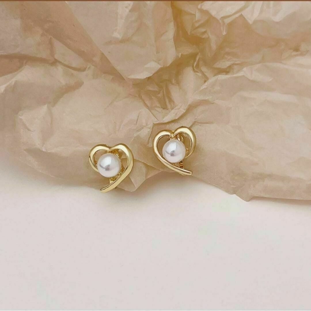 ウエディング✨パールピアス　ハート　可愛い　ゴールド　上品　結婚式　冠婚葬祭 レディースのアクセサリー(ピアス)の商品写真