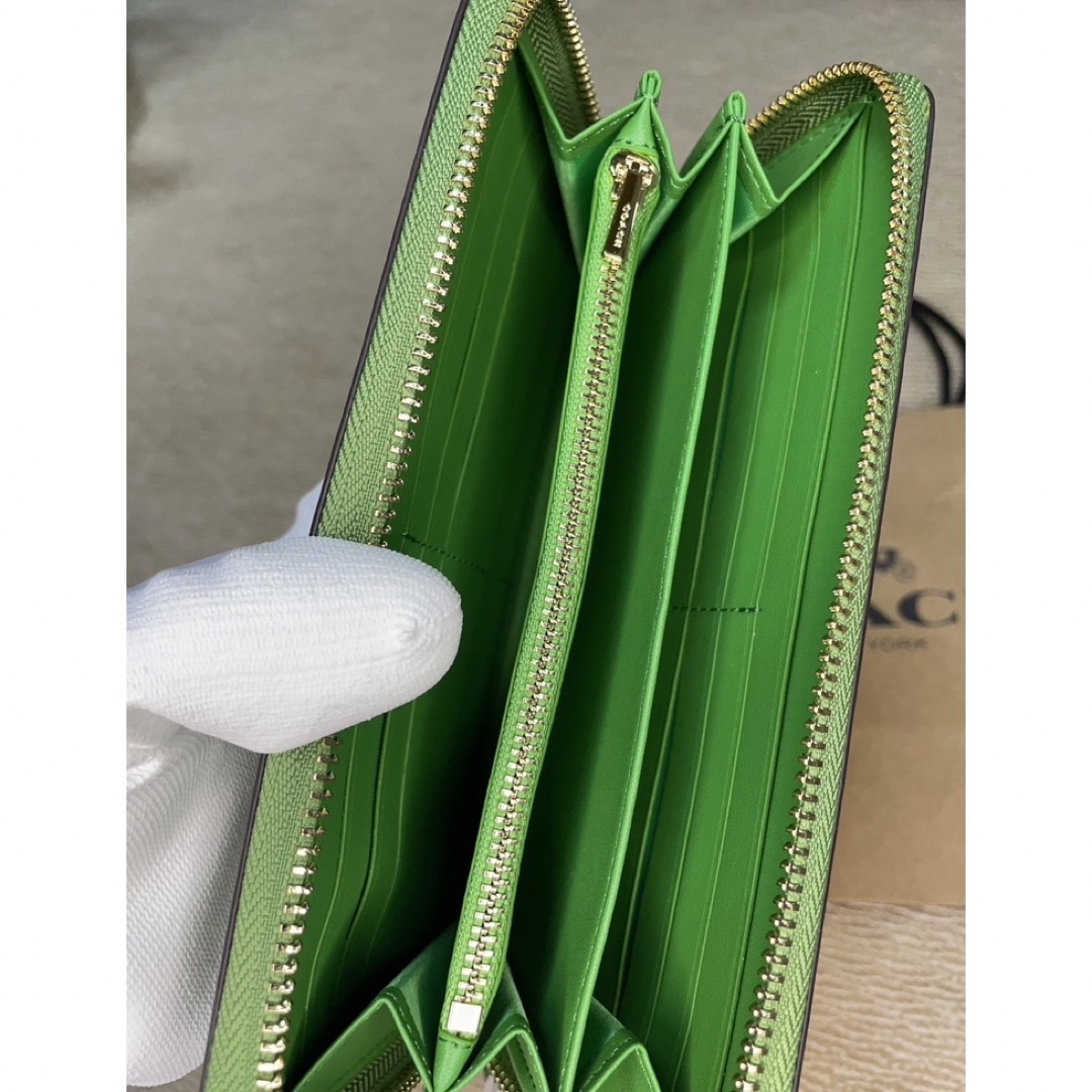 COACH(コーチ)の【新品未使用】　COACH 　 長財布　レザー ロングジップ　緑　グリーン レディースのファッション小物(財布)の商品写真